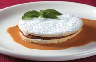 Alfajor de anís con manjar de chirimoya